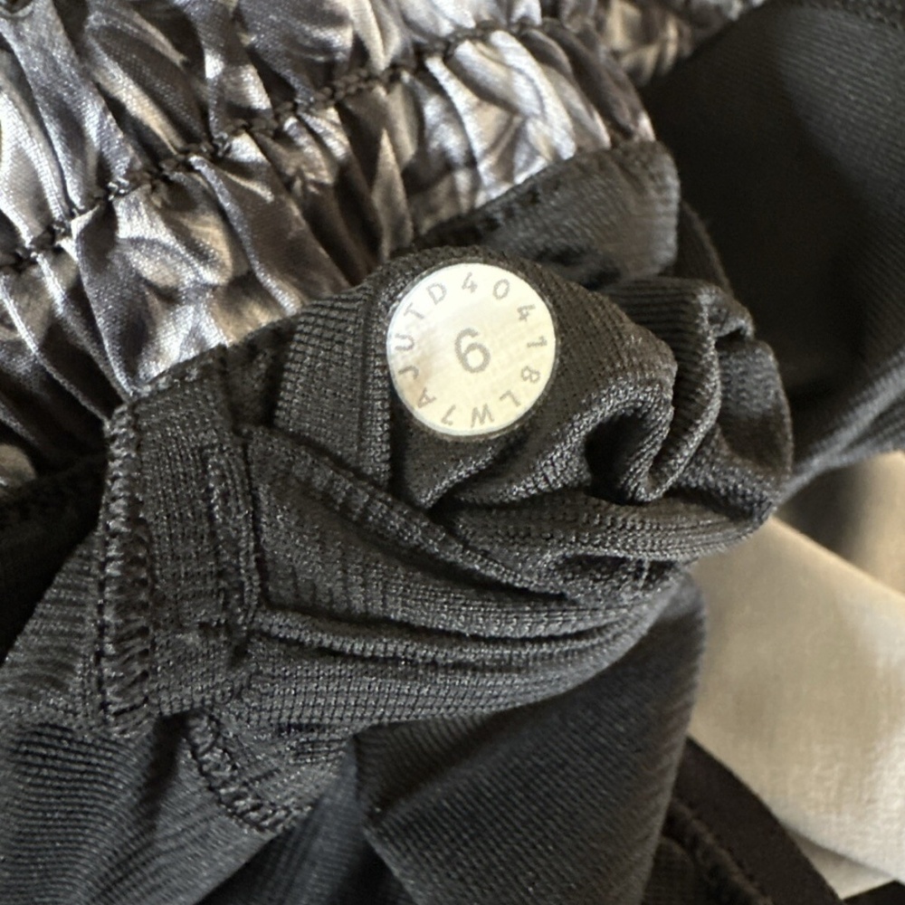 Lululemon Hotty Hot Short II Long 4" Night Garden Ice Grey Black Women's Size 6 - Picture 7 of 9